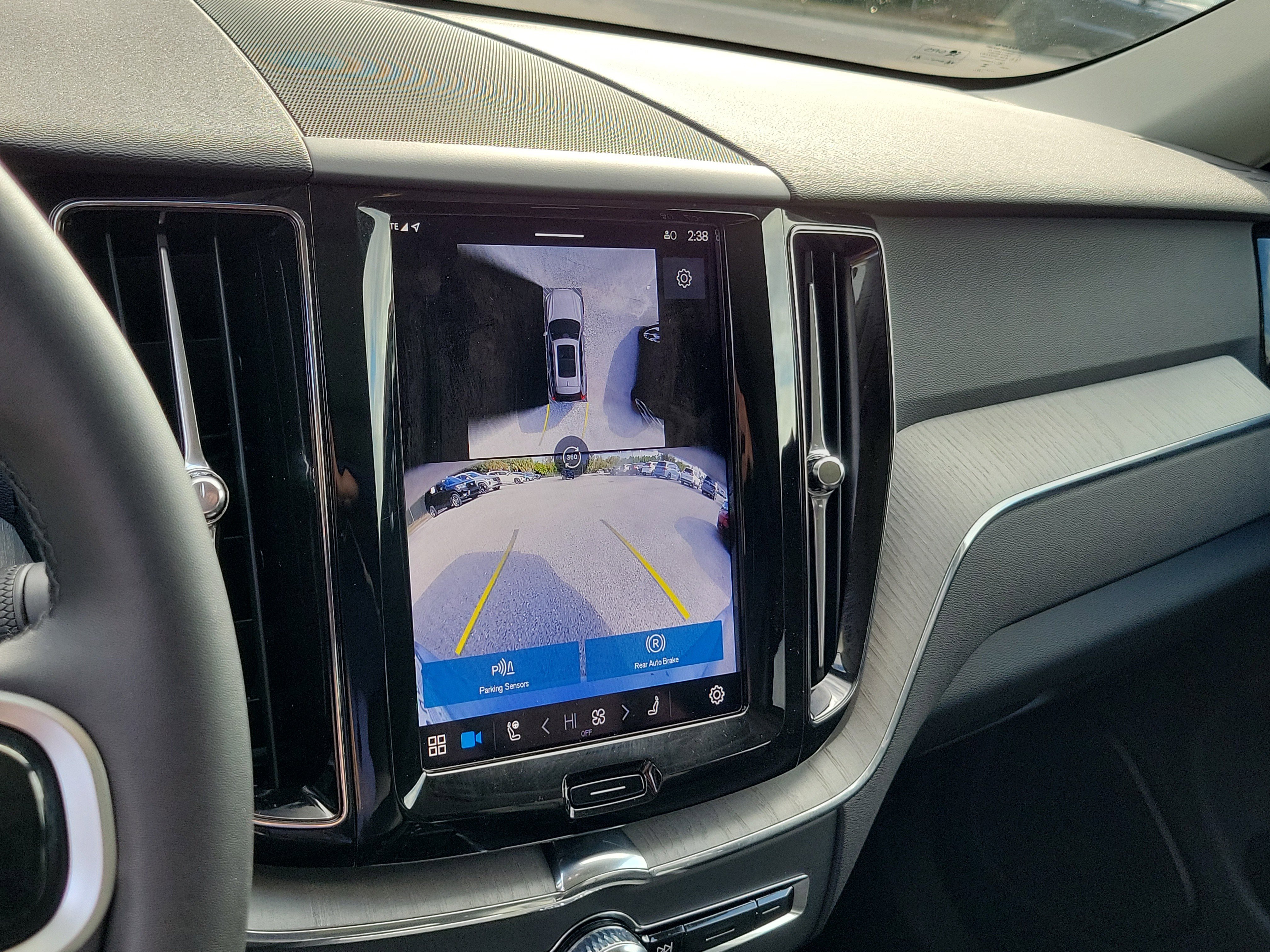 Used 2025 Volvo XC60 B5 Plus image 22