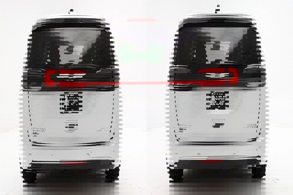 Used 2024 Chrysler Pacifica Limited image 8