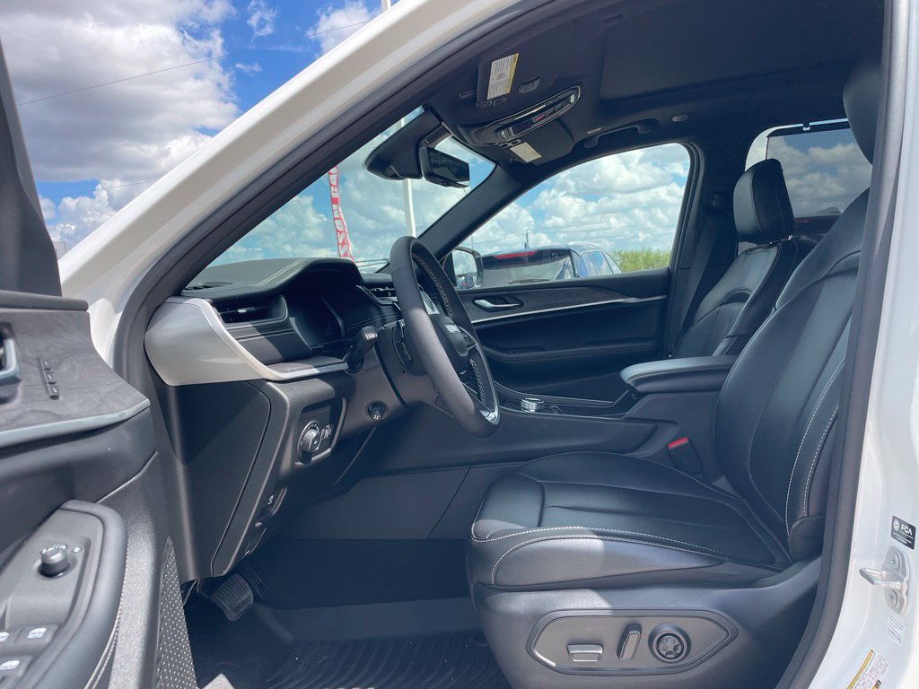 Used 2025 Jeep Grand Cherokee Limited w/ Luxury Tech Group II RWD image 20