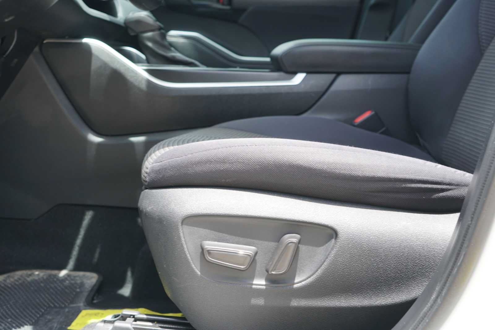 Used 2021 Toyota Highlander L FWD image 17