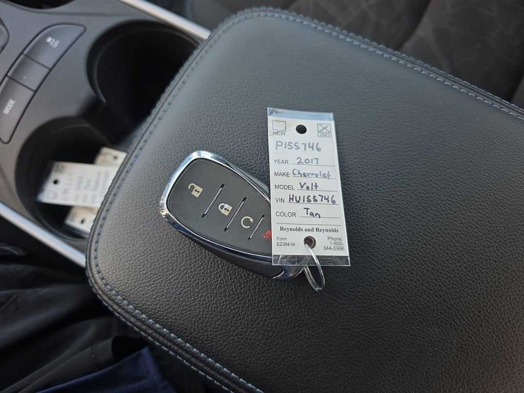 Used 2017 Chevrolet Volt LT w/ Comfort Package image 39