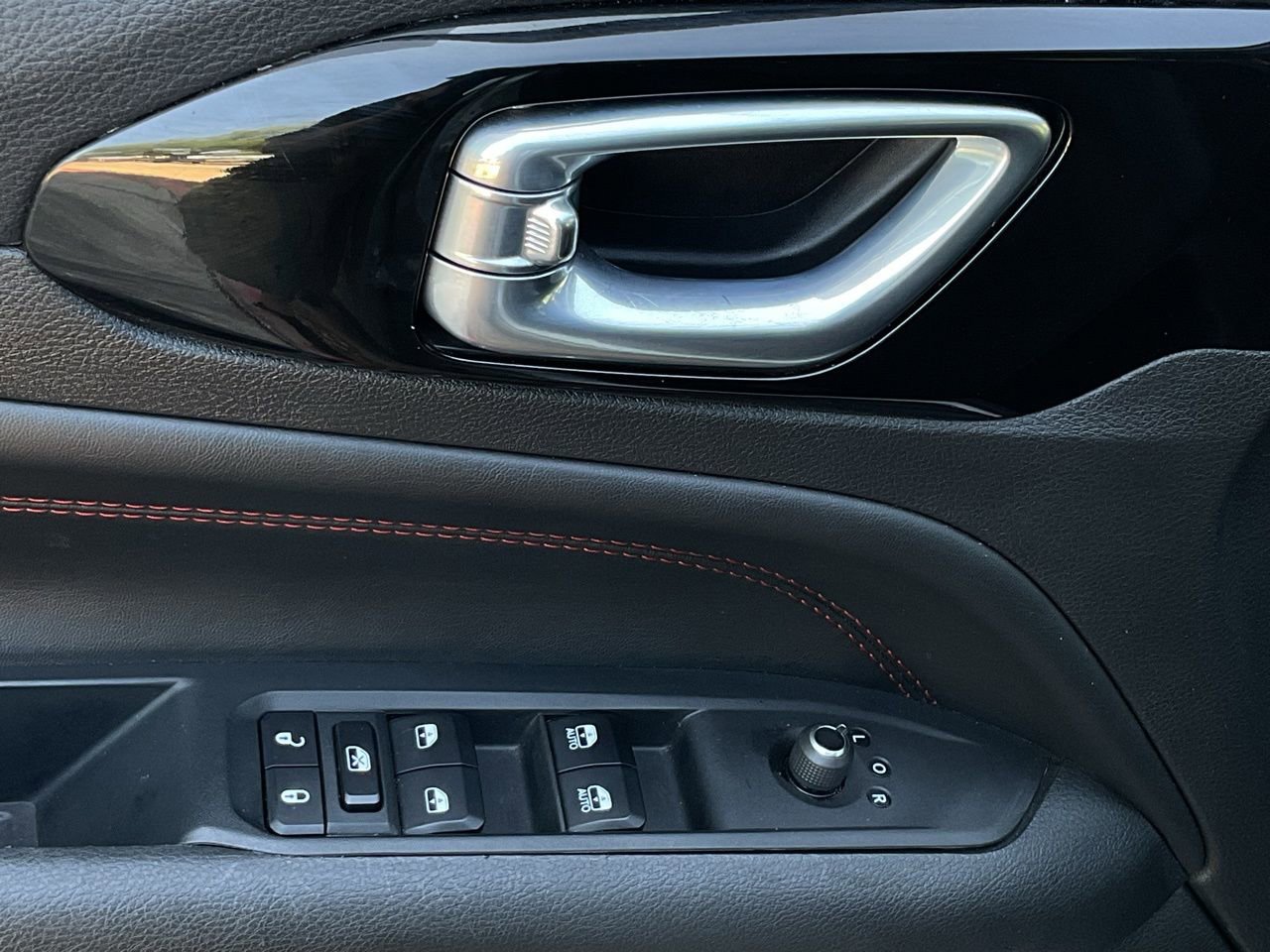Used 2025 Jeep Compass Trailhawk image 13