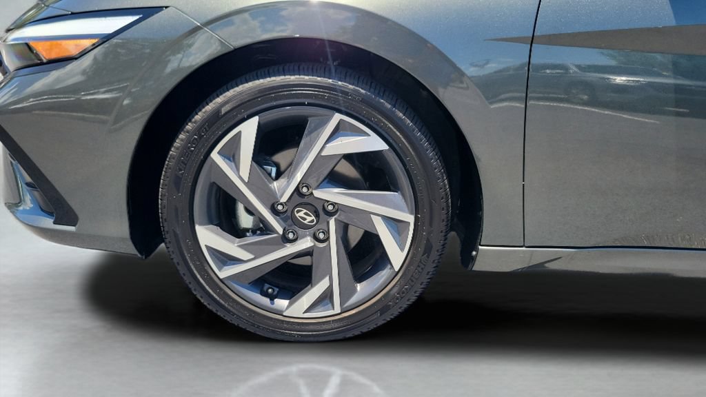 Certified 2025 Hyundai Elantra Limited FWD image 26