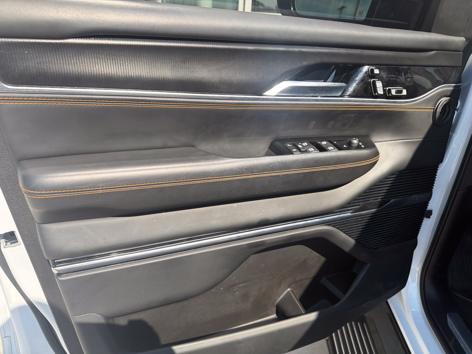 Used 2023 Jeep Grand Wagoneer Series III w/ Rear Seat Video Group 1 AWD/4WD image 16