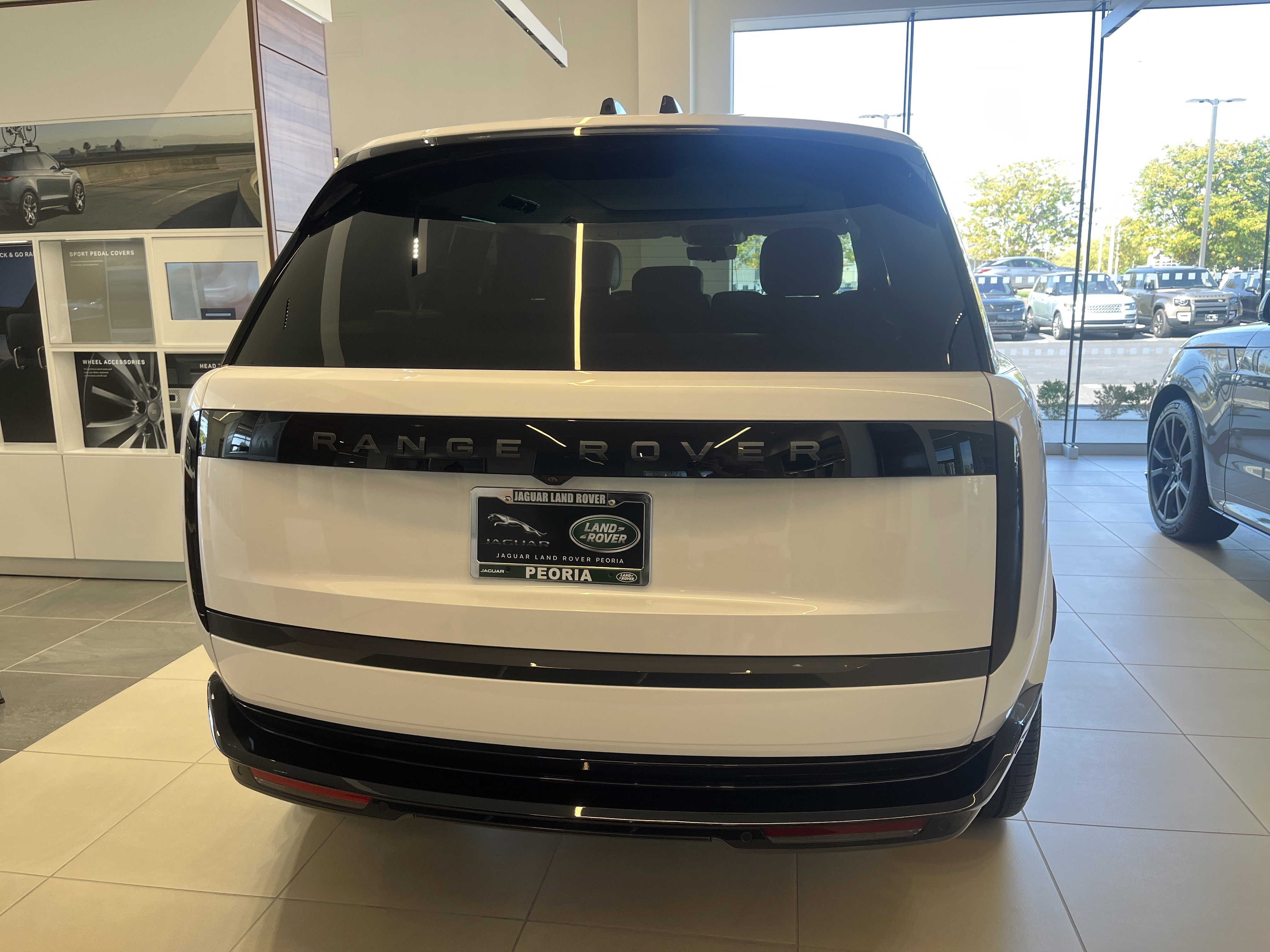 New 2025 Land Rover Range Rover Long Wheelbase SE image 3