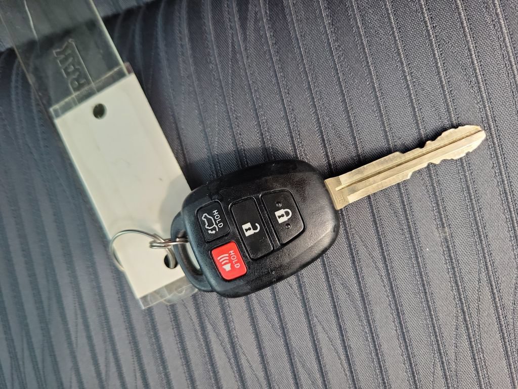 Used 2016 Toyota Highlander Plus FWD image 39
