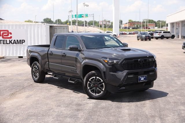 Used 2025 Toyota Tacoma TRD Sport w/ TRD Sport Premium Package AWD/4WD image 2