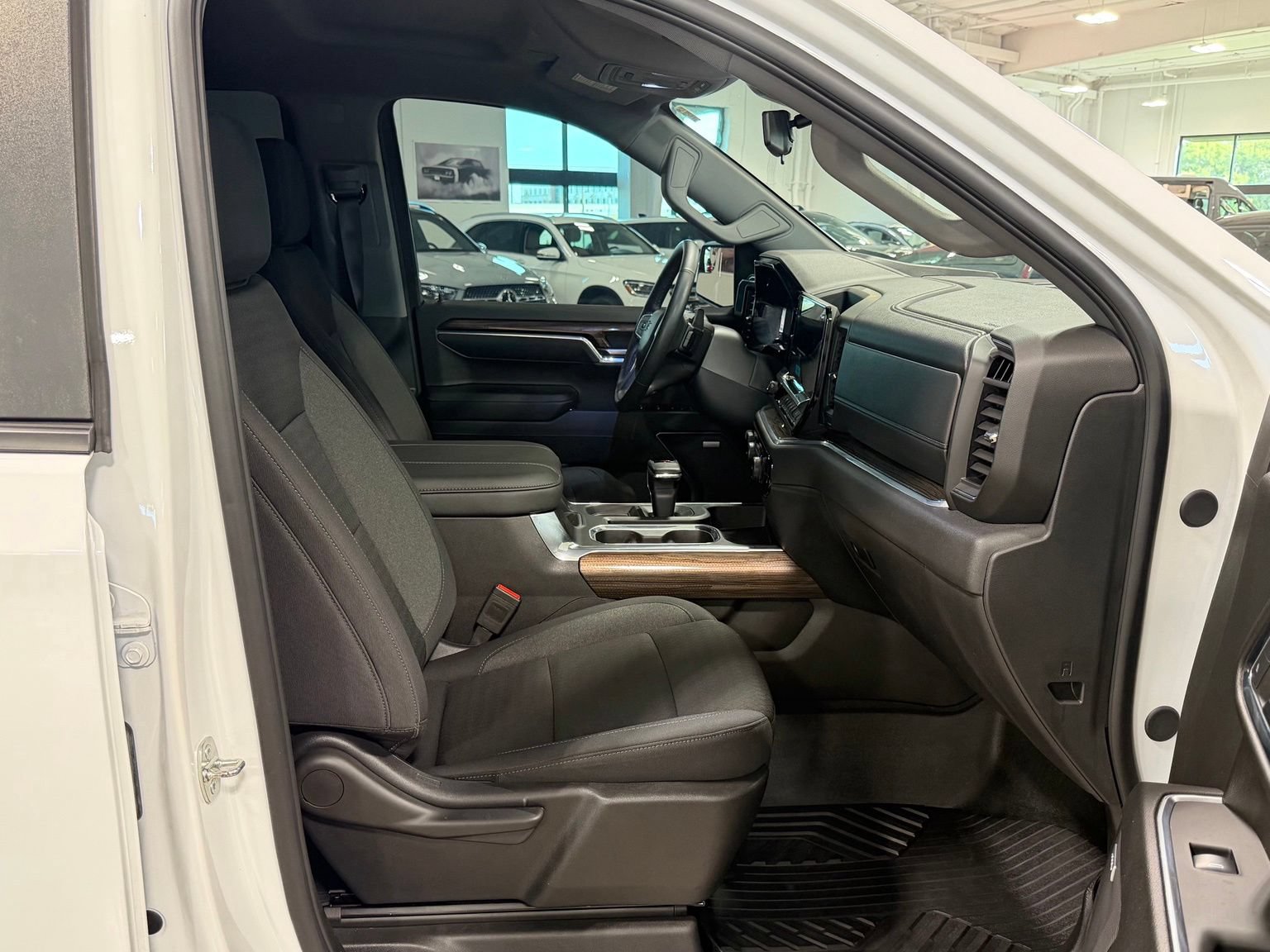Used 2024 Chevrolet Silverado 1500 LT Trail Boss w/ Convenience Package II AWD/4WD image 32
