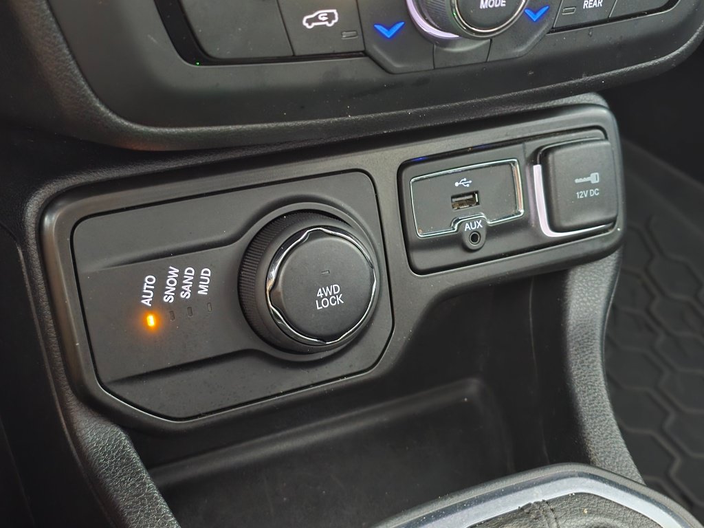 Used 2019 Jeep Renegade Latitude w/ Cold Weather Group AWD/4WD image 30