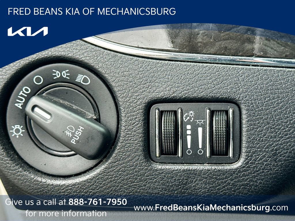 Used 2014 Chrysler Town & Country Touring FWD image 6