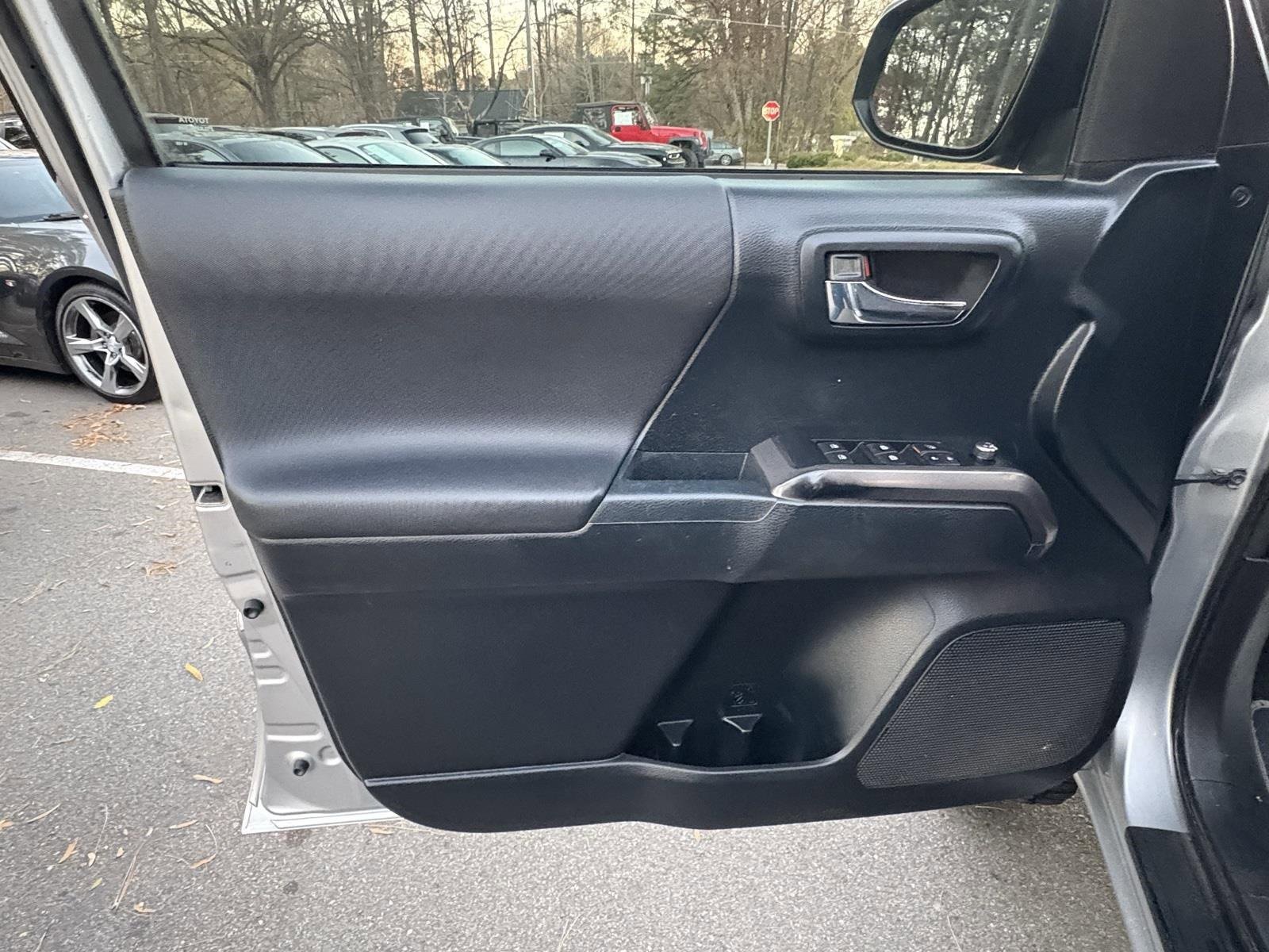 Used 2016 Toyota Tacoma TRD Sport image 17