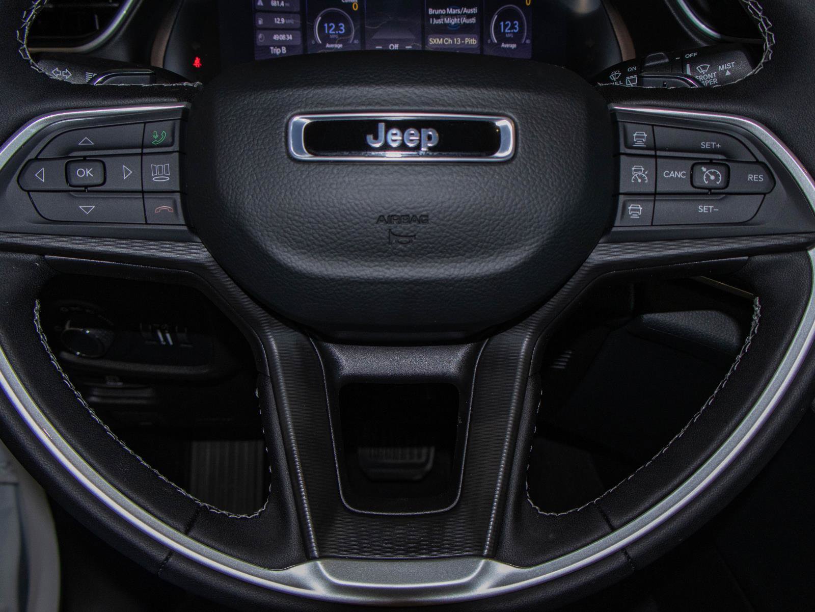 Used 2025 Jeep Grand Cherokee Altitude image 11