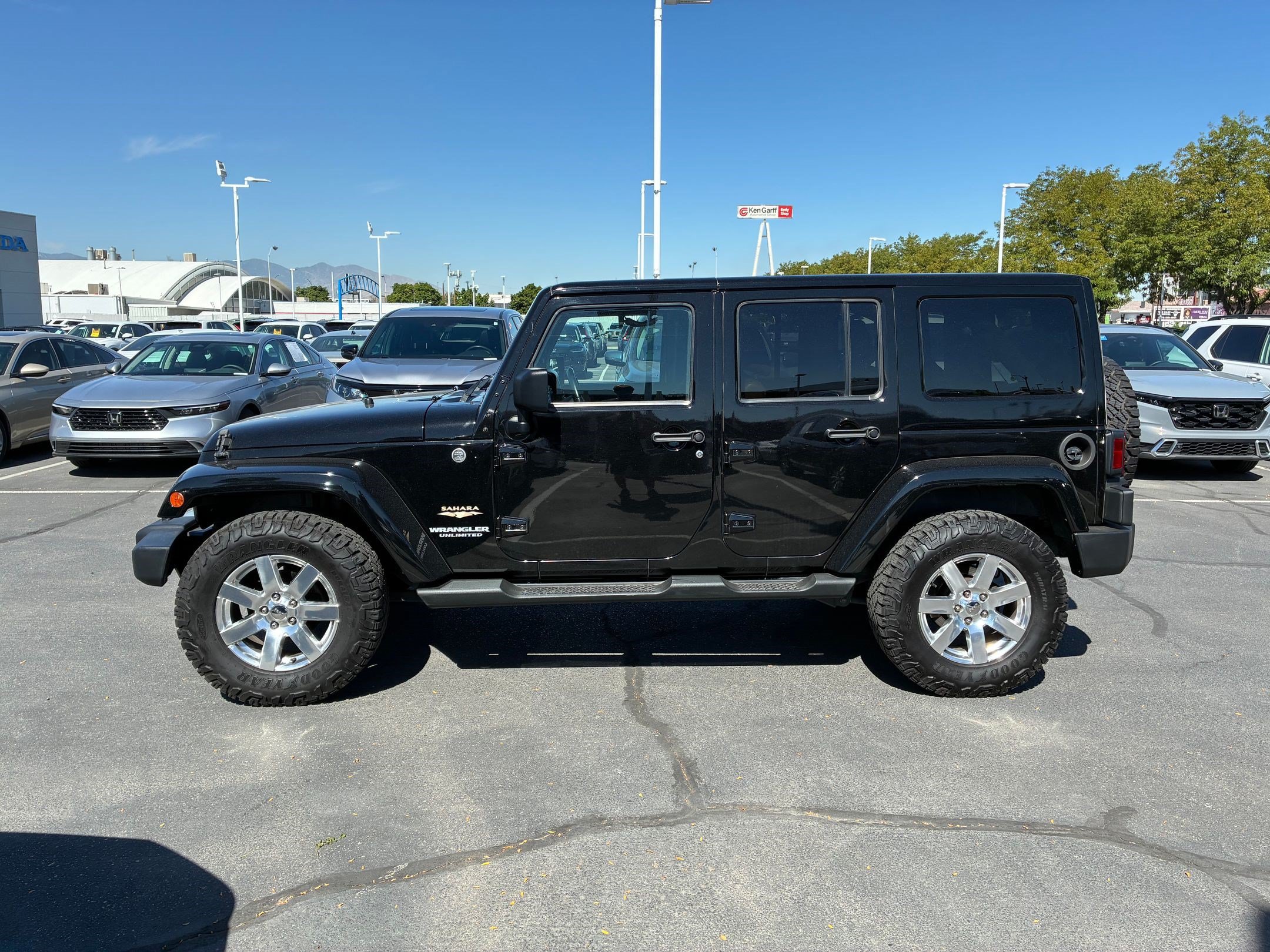 Used 2012 Jeep Wrangler Unlimited Sahara w/ Connectivity Group AWD/4WD image 9
