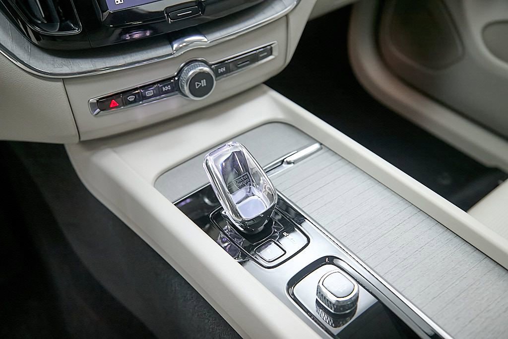 Certified 2024 Volvo XC60 T8 Ultimate w/ Protection Package Premier image 17