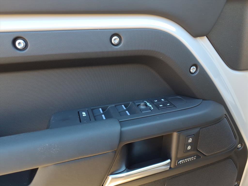 New 2026 Land Rover Defender 110 X-Dynamic SE image 10