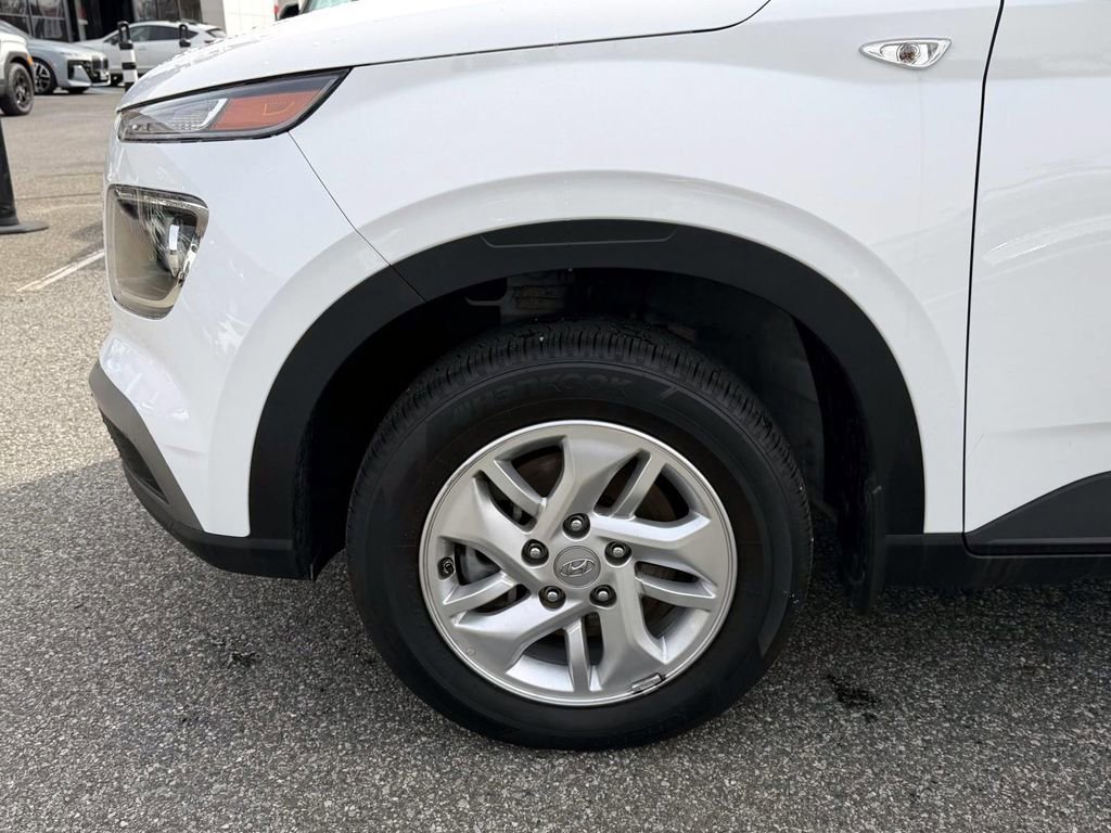 Certified 2025 Hyundai Venue SE image 6