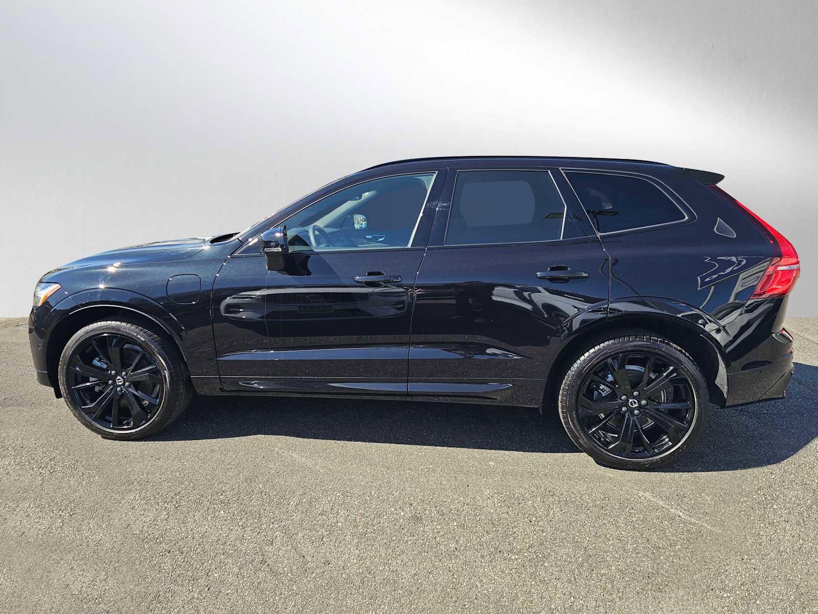 Certified 2024 Volvo XC60 T8 Ultimate w/ Protection Package Premier AWD/4WD image 7