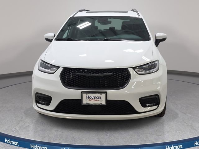 Used 2023 Chrysler Pacifica Touring-L w/ Uconnect Theater Family Group image 3