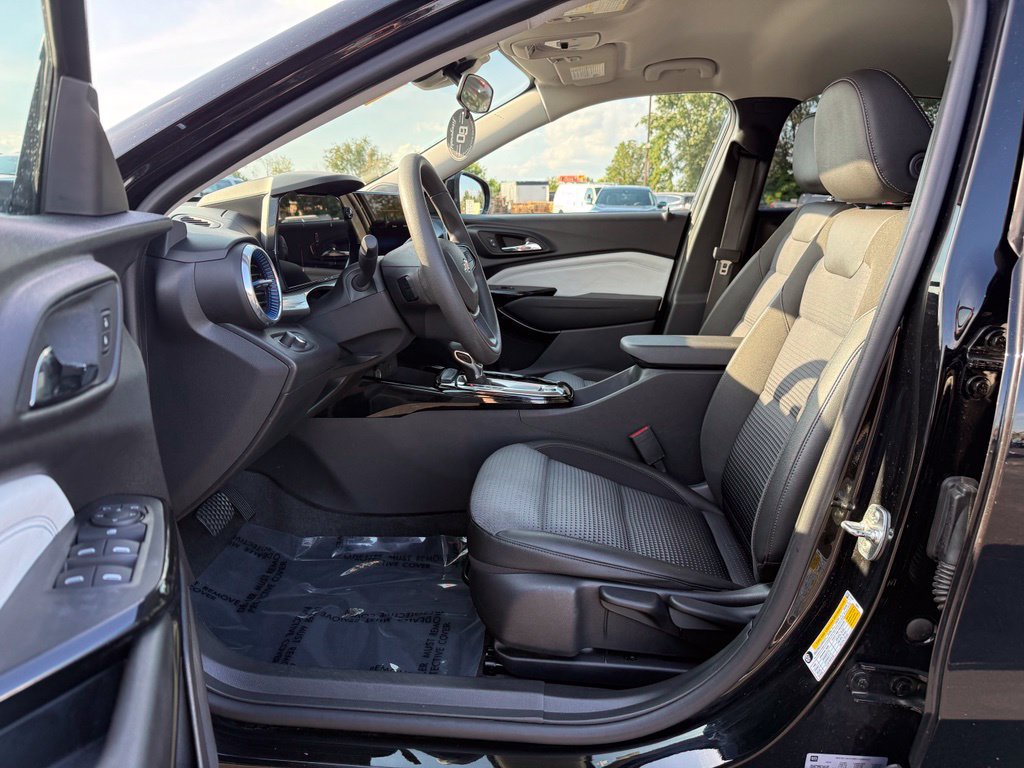 Used 2025 Chevrolet Trax LT FWD image 20