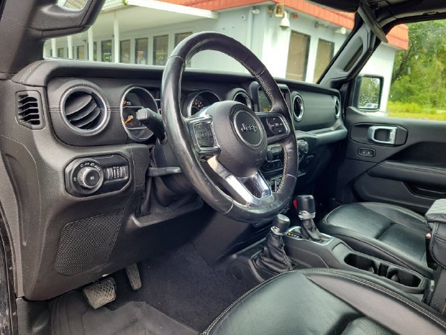 Used 2019 Jeep Wrangler Unlimited Sahara w/ Uconnect 4C Nav & Sound Group AWD/4WD image 18