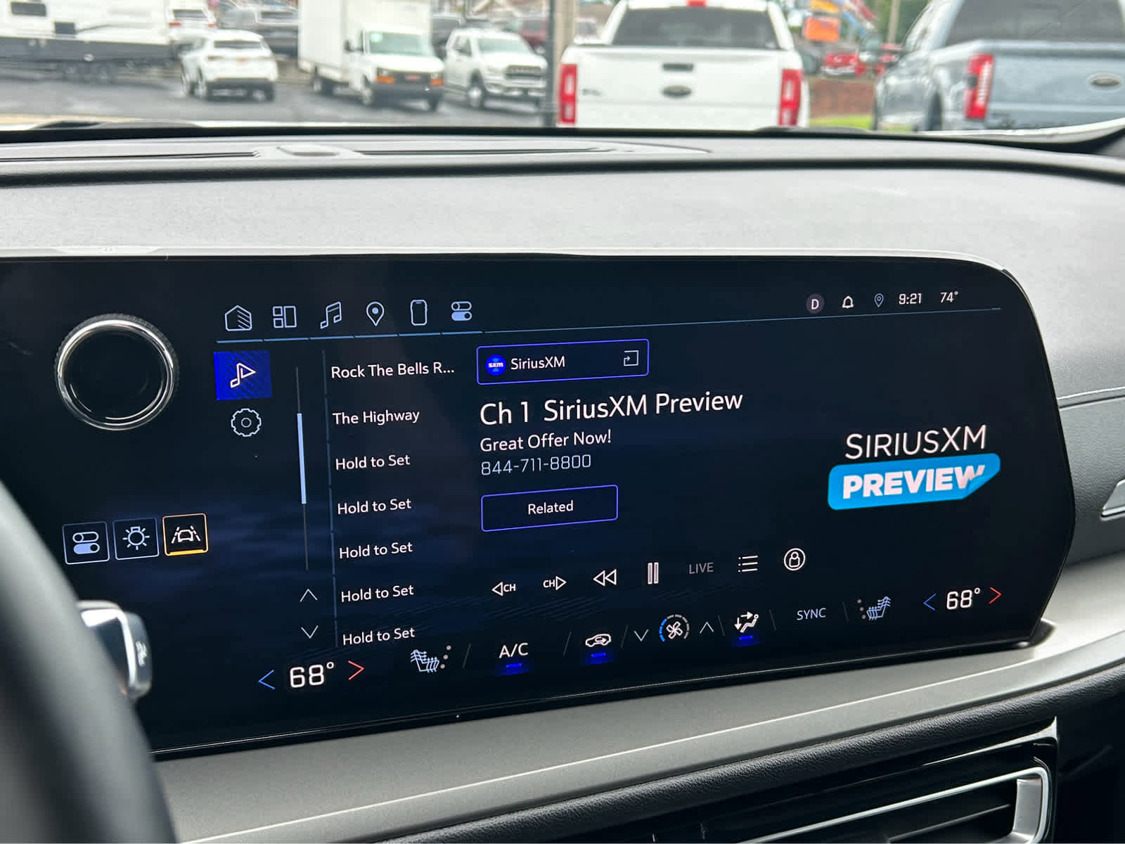 Used 2025 Chevrolet Traverse LT image 29