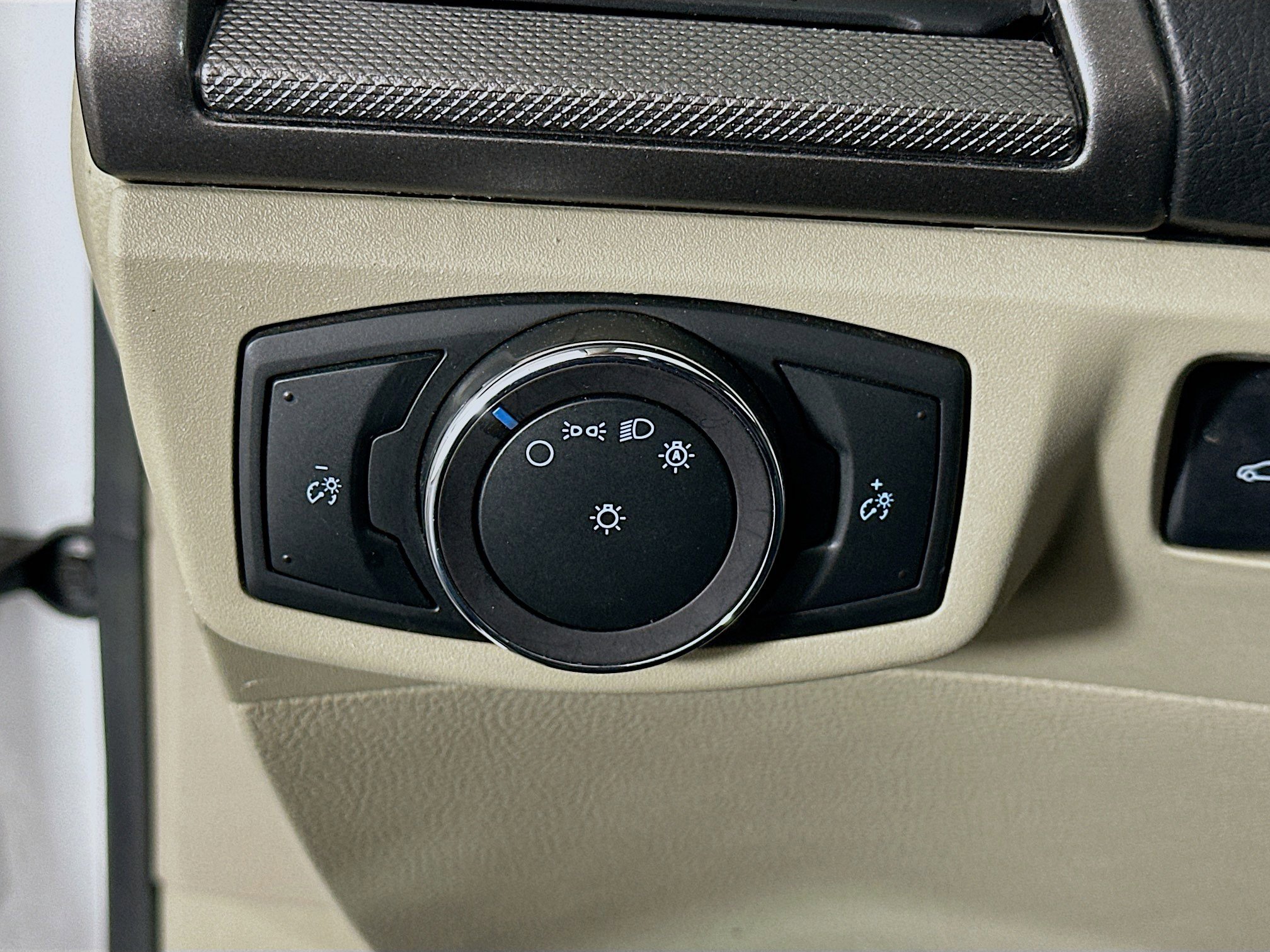 Used 2019 Ford Fusion SE FWD image 17
