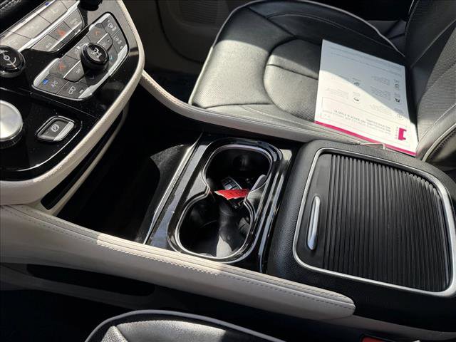 Used 2023 Chrysler Pacifica Limited w/ Uconnect Theater Family Group FWD image 17