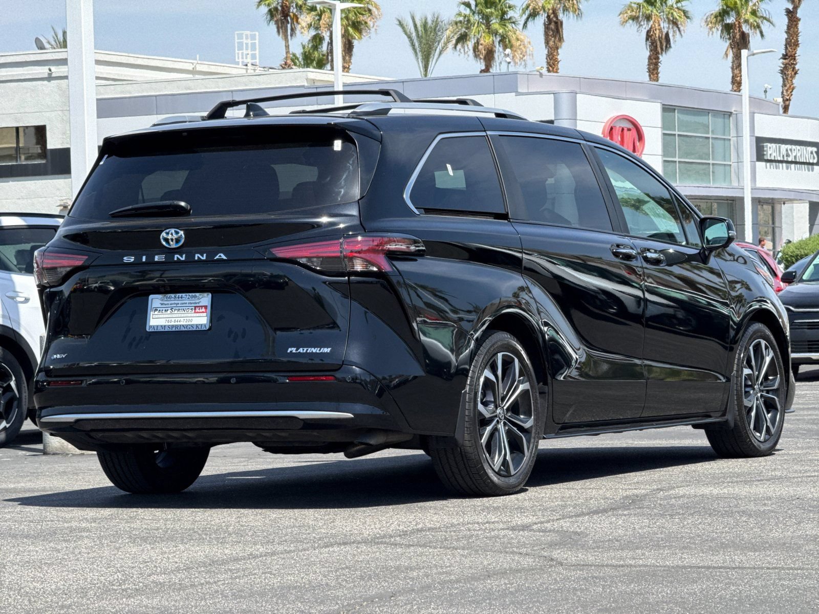 Used 2025 Toyota Sienna Platinum FWD image 3