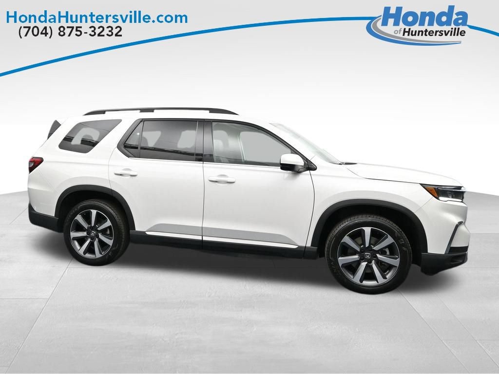 Used 2025 Honda Pilot Touring image 9