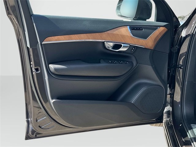 Used 2023 Volvo XC90 B6 Plus image 13