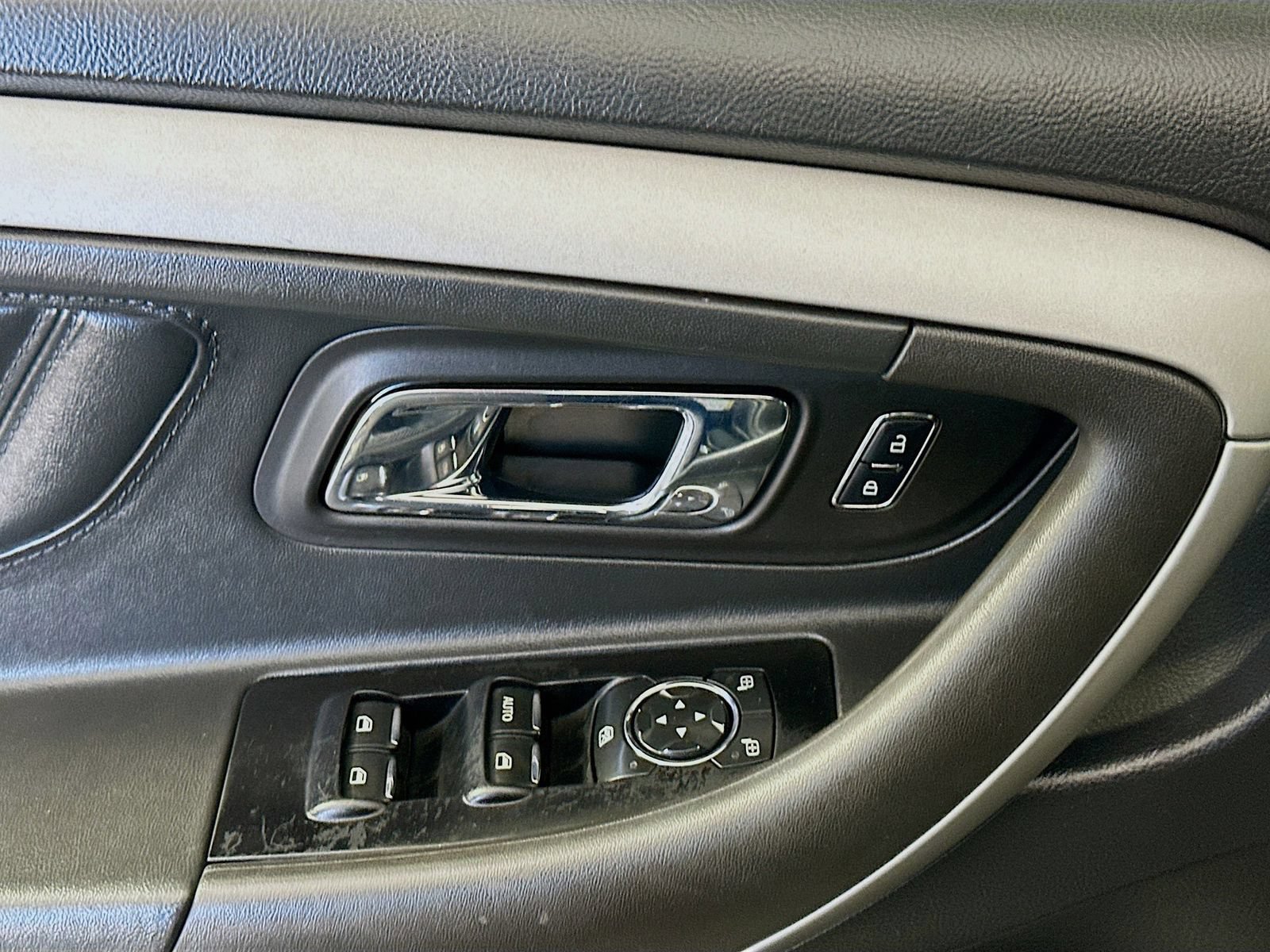 Used 2016 Ford Taurus SEL FWD image 17