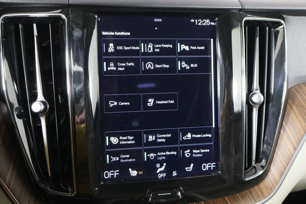 Used 2021 Volvo XC60 T5 Momentum w/ Premium Package image 39