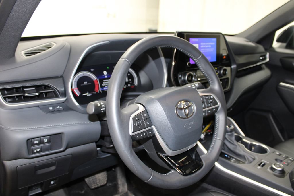 Used 2025 Toyota Highlander XSE image 18