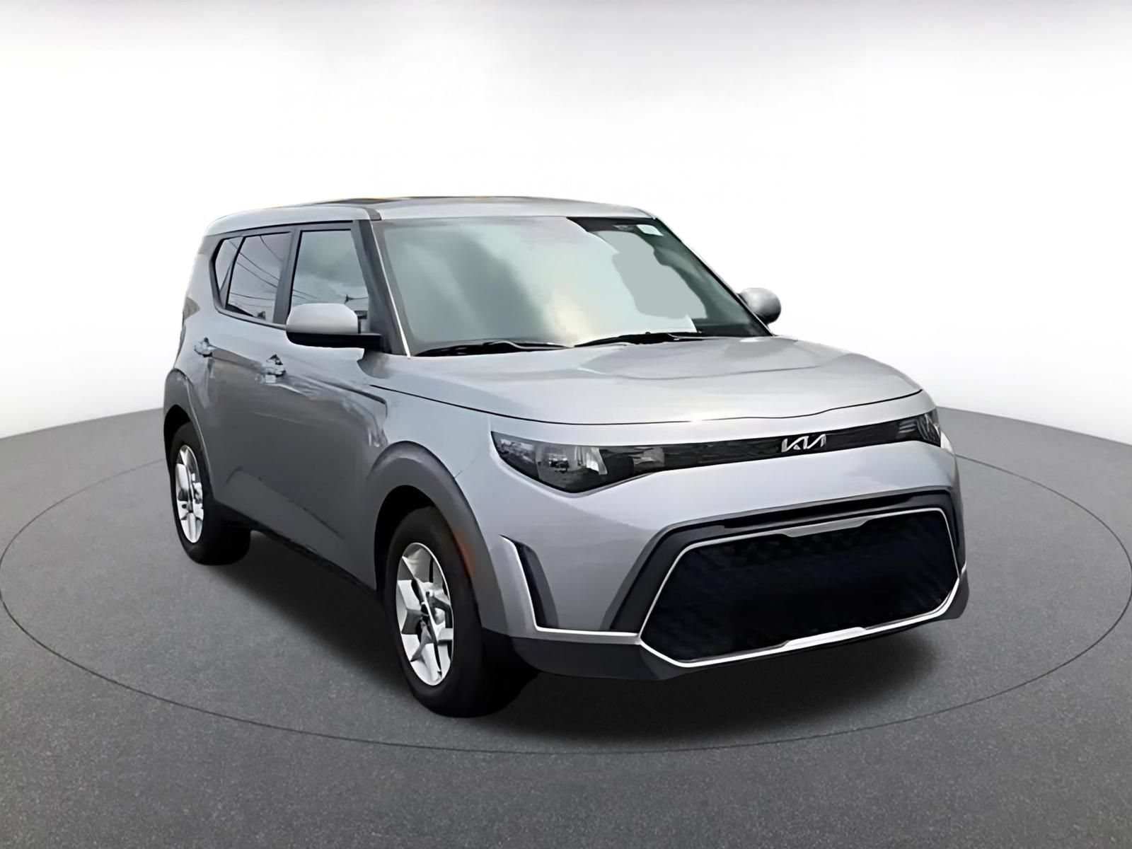 Used 2025 Kia Soul LX w/ LX Technology Package FWD image 3