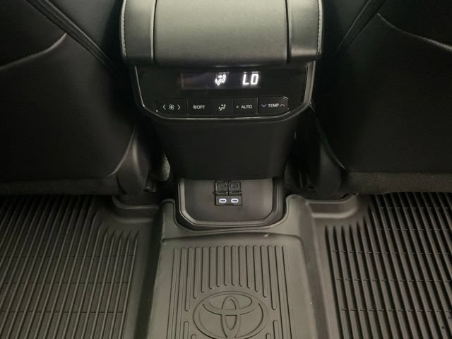 Used 2023 Toyota Highlander XLE AWD/4WD image 28