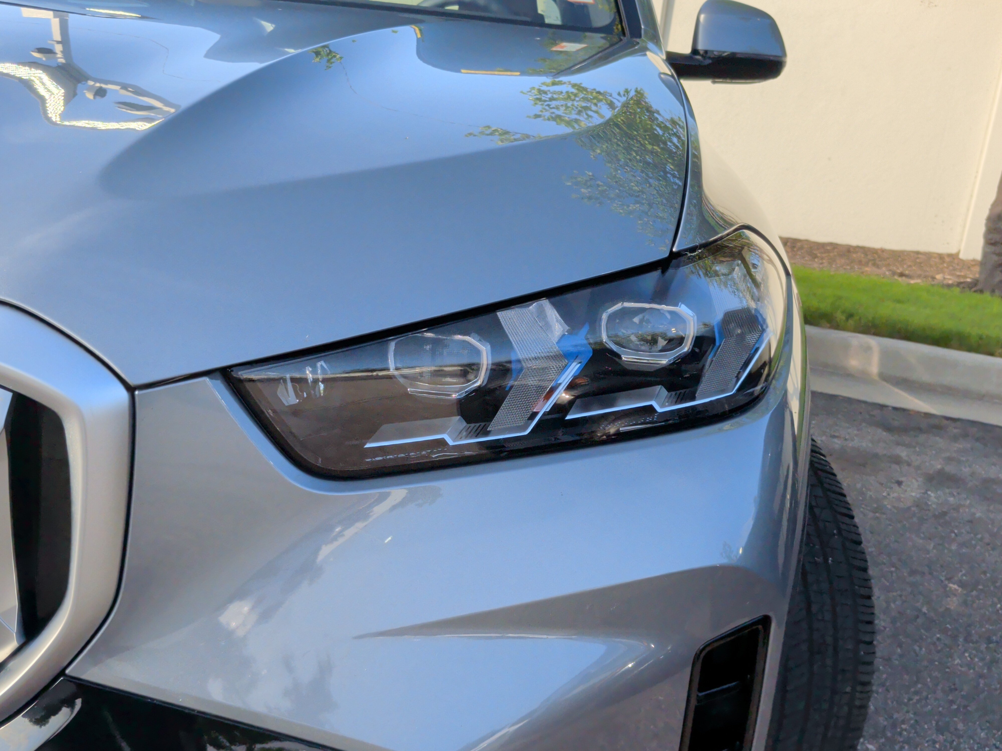 Used 2025 BMW X5 xDrive50e w/ M Sport Package AWD/4WD image 3