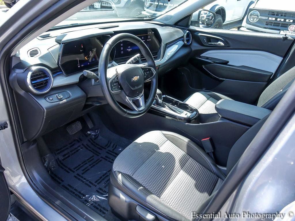 Used 2025 Chevrolet Trax LT w/ LT Convenience Package FWD image 10