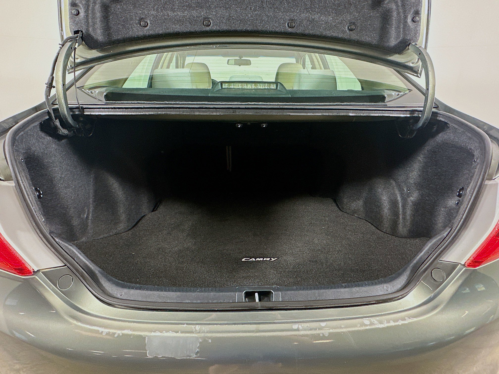 Used 2012 Toyota Camry L image 26