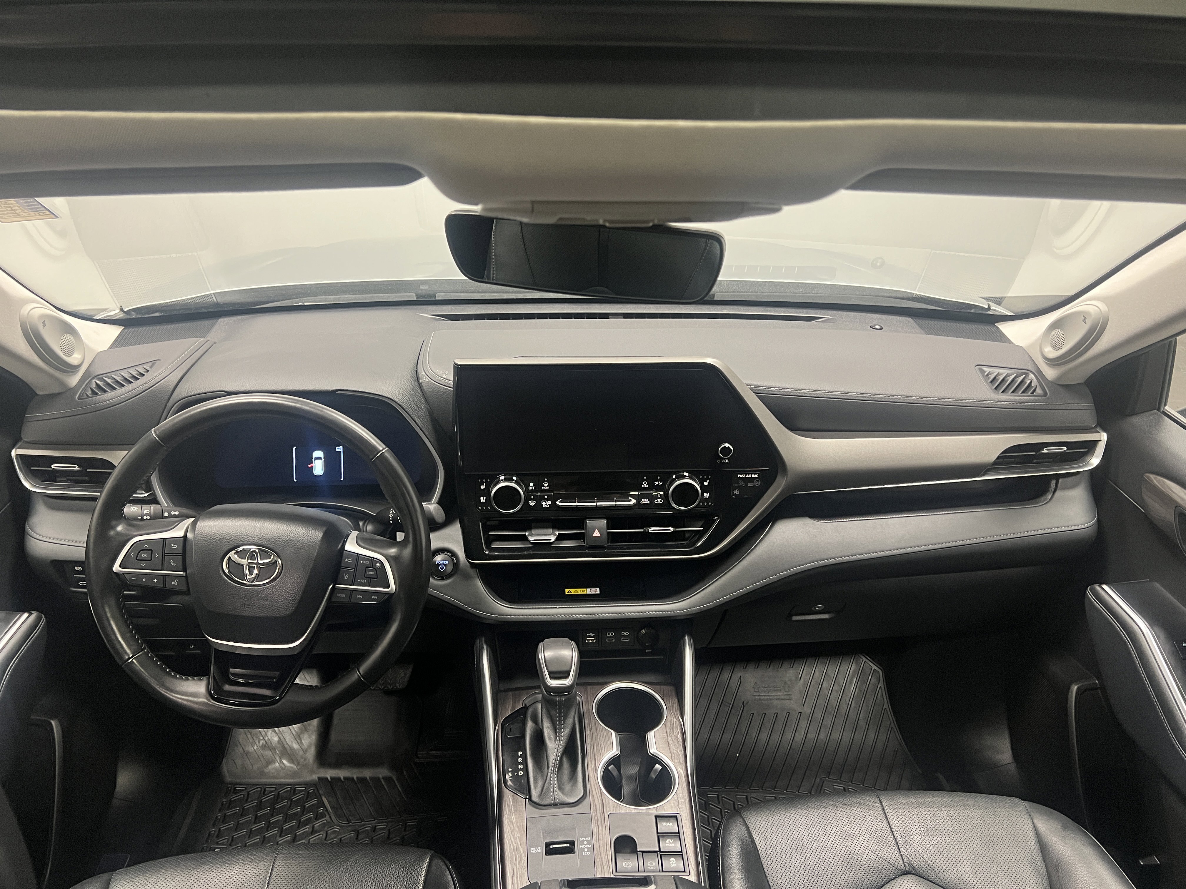 Used 2023 Toyota Highlander Limited image 14