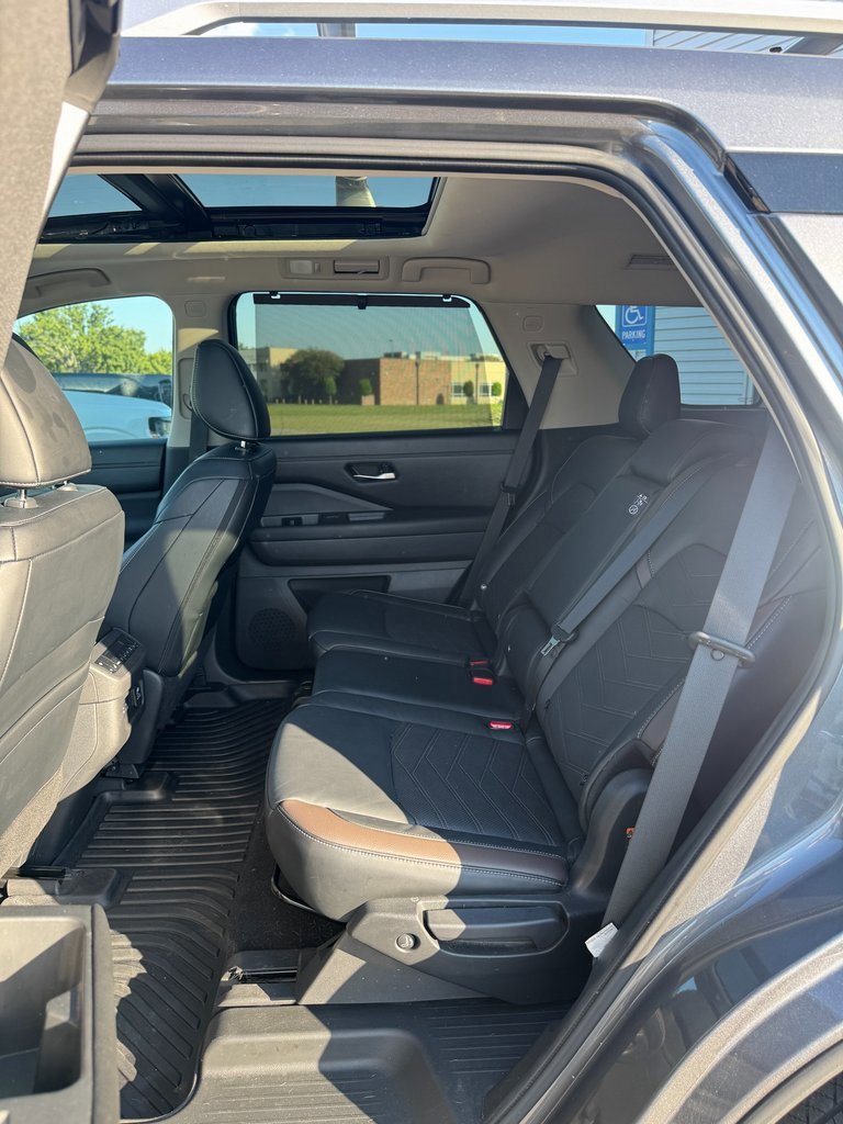 Used 2023 Nissan Pathfinder Platinum w/ Black Appearance Package image 12