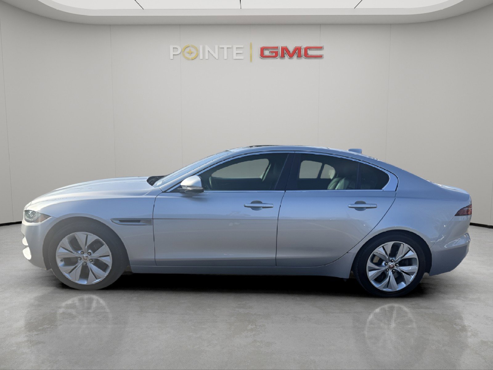Used 2020 Jaguar XE S image 8