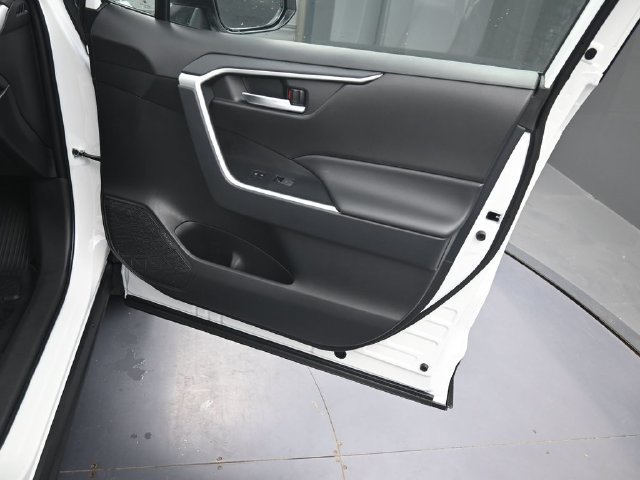 Used 2025 Toyota RAV4 XLE AWD/4WD image 13