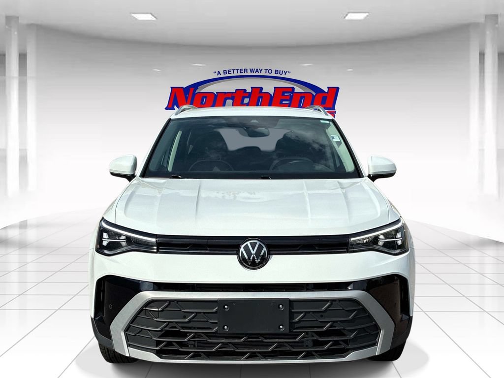 Used 2025 Volkswagen Taos SE AWD/4WD image 2