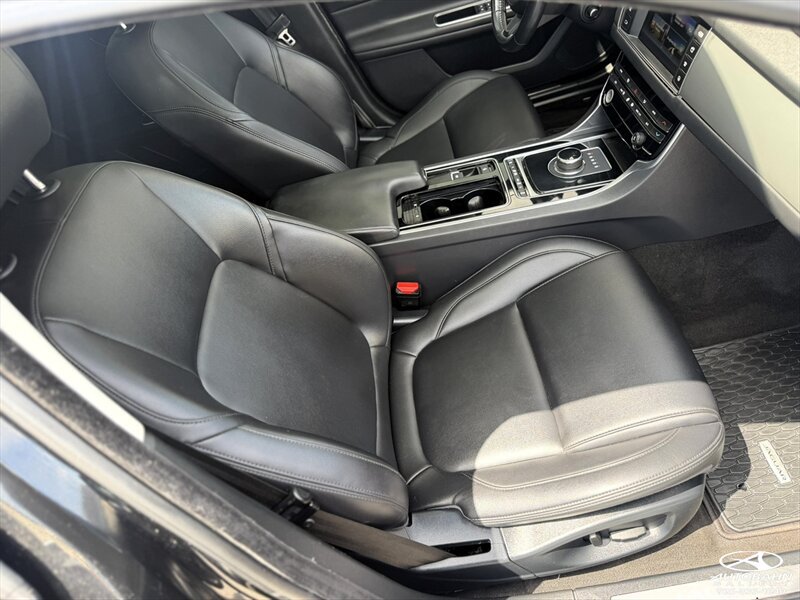 Used 2018 Jaguar XF Premium RWD image 30