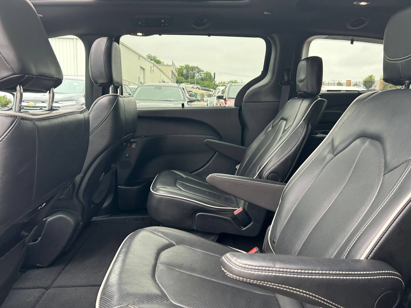 Used 2025 Chrysler Pacifica Limited FWD image 22
