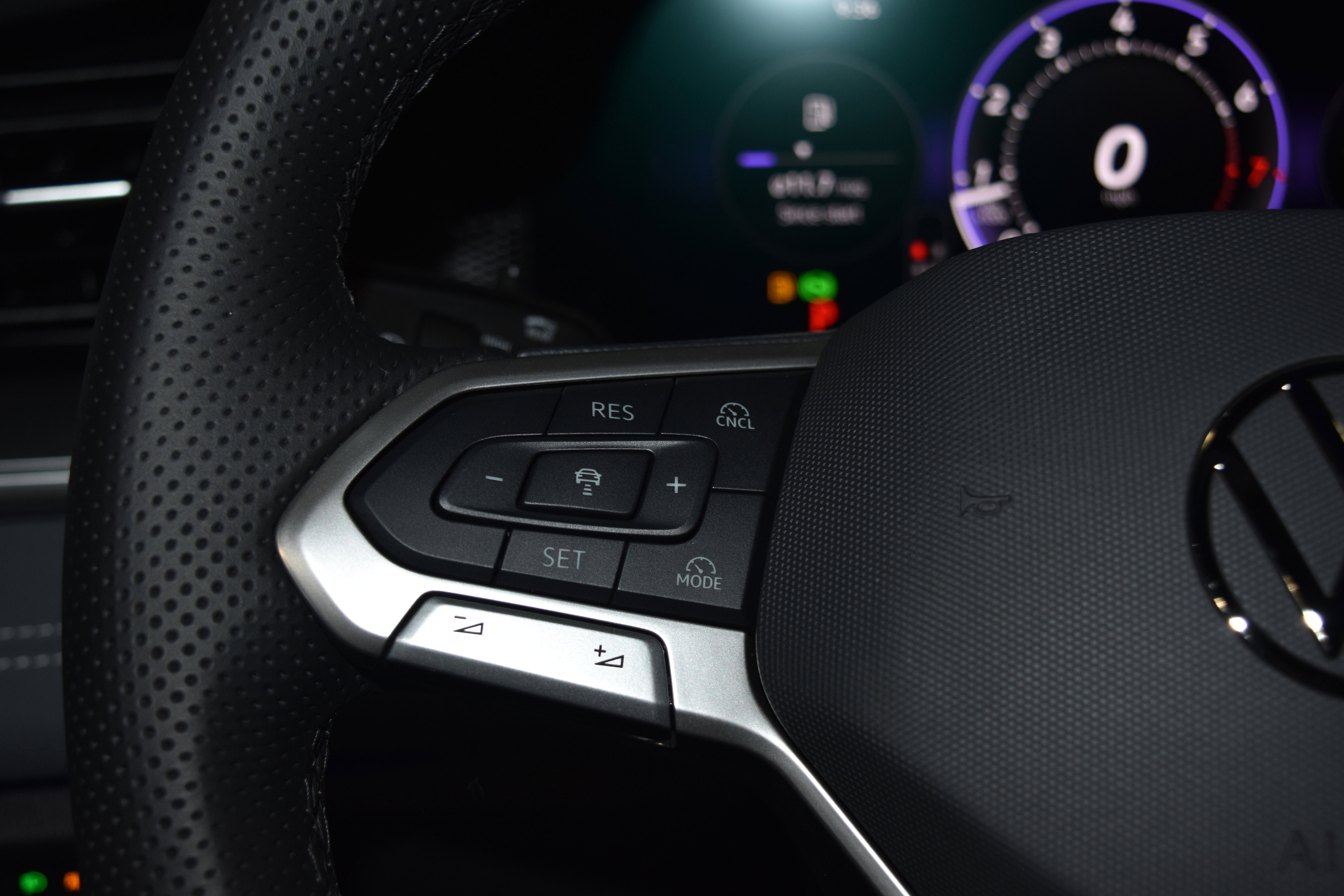 New 2026 Volkswagen Tiguan SE R-Line image 8