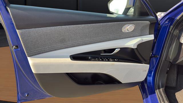 Used 2023 Hyundai Elantra Limited image 14