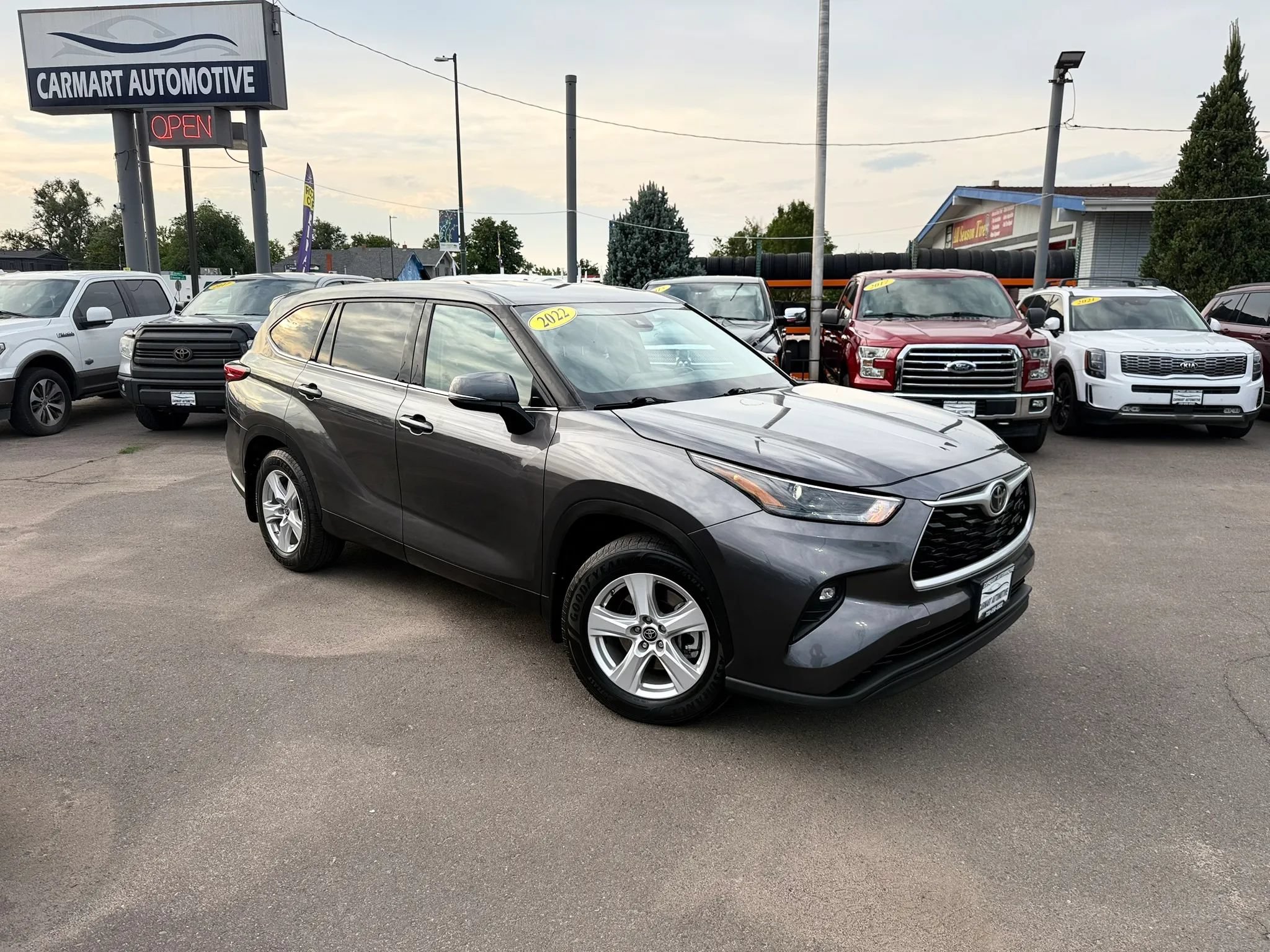 Used 2022 Toyota Highlander LE AWD/4WD image 2