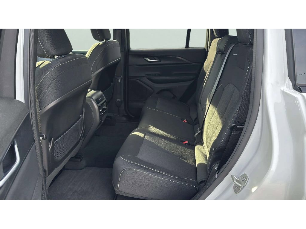 Used 2024 Jeep Grand Cherokee Laredo image 11