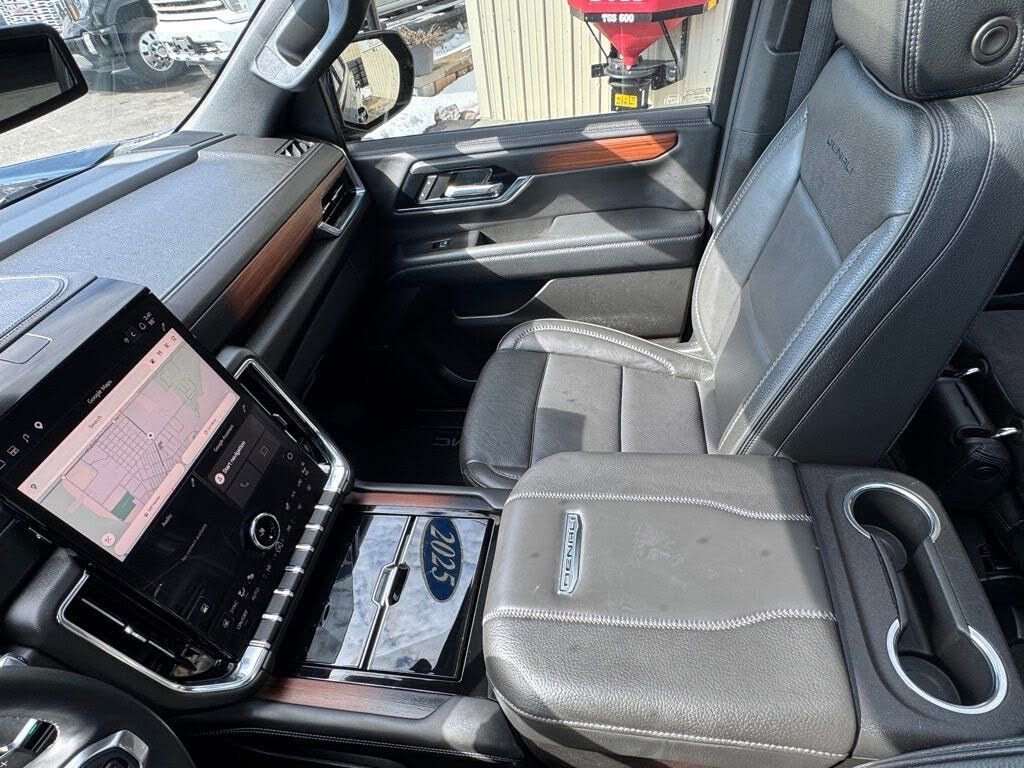 Used 2025 GMC Yukon Denali w/ Sun & Power Step Package image 27